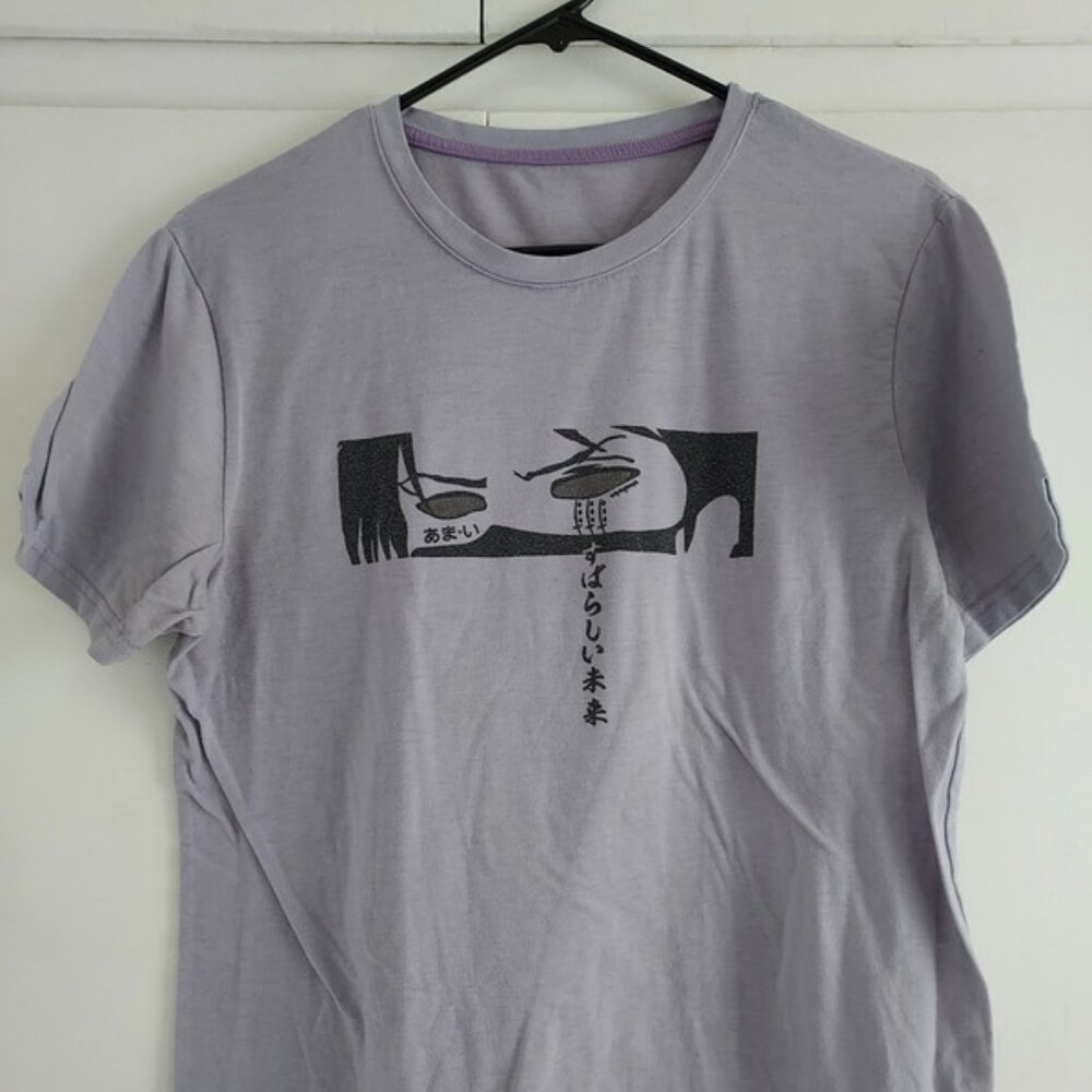 t-shirt in gray